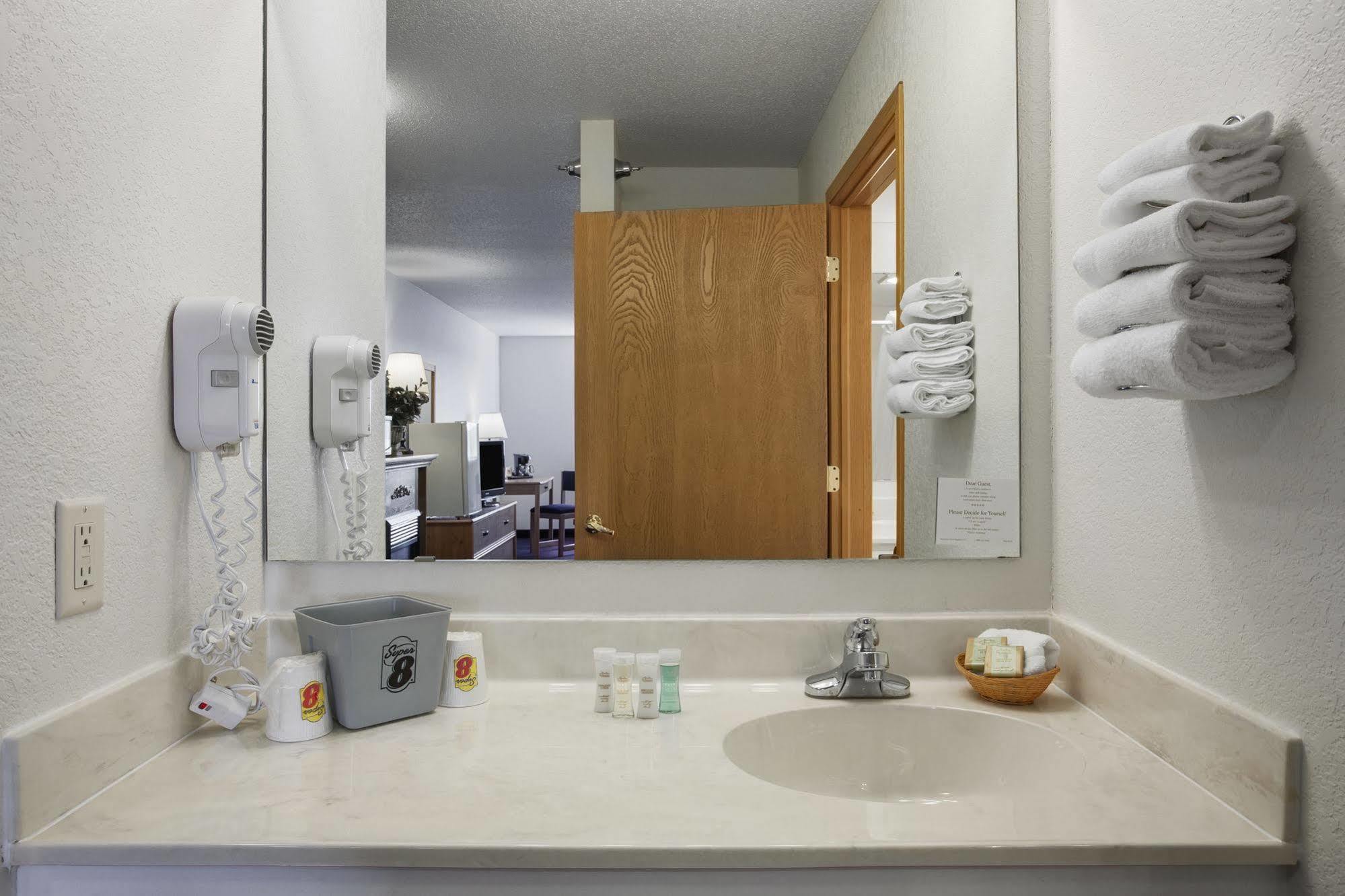 Super 8 By Wyndham St. James Екстериор снимка